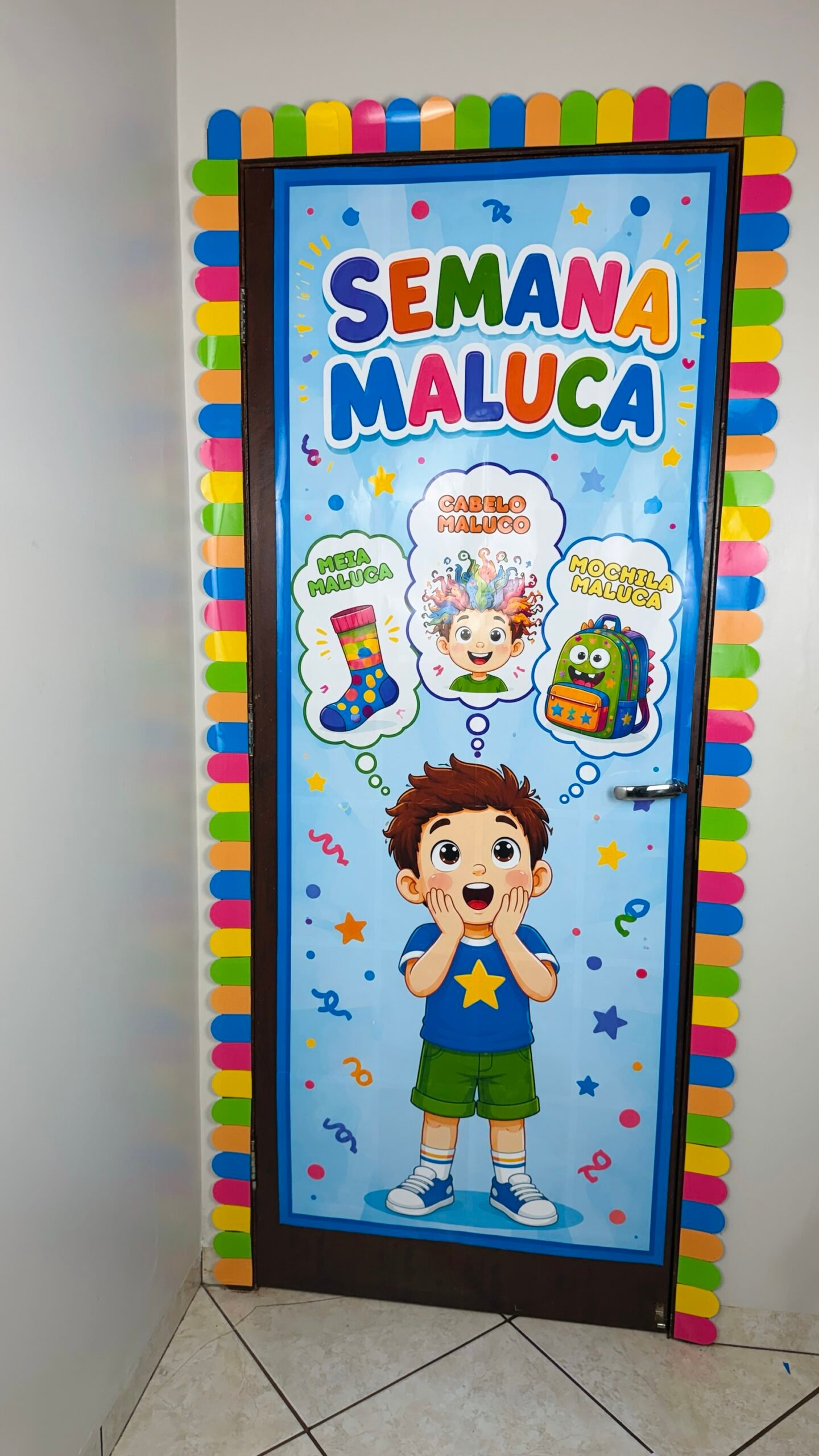 2fef83ed-bb92-427c-be5d-269f4904a4ee Painel de Porta Semana Maluca